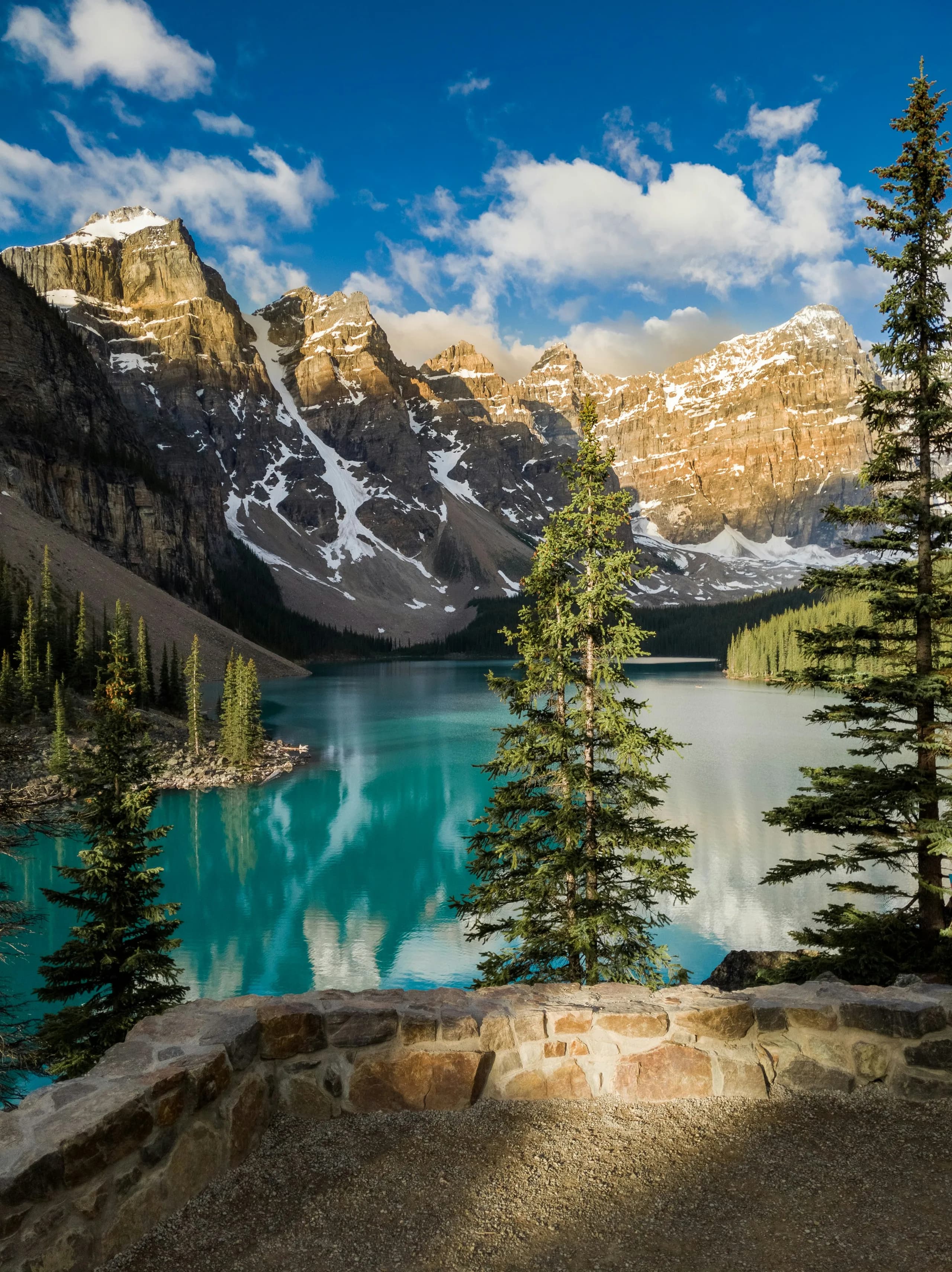 Le lac Moraine illuminé par la lumière de fin d’après-midi