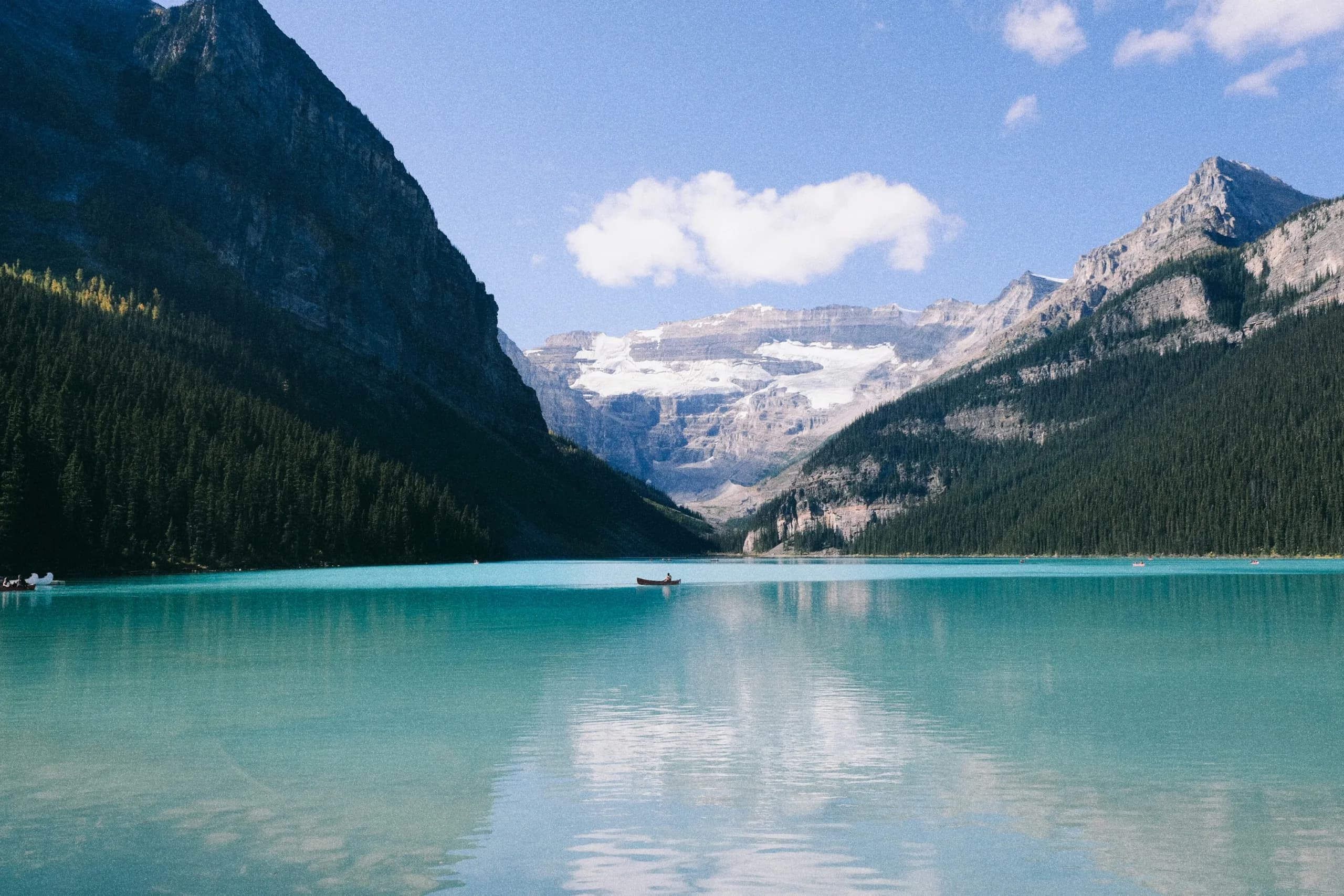 Les eaux turquoise du lac Moraine dans le parc national Banff