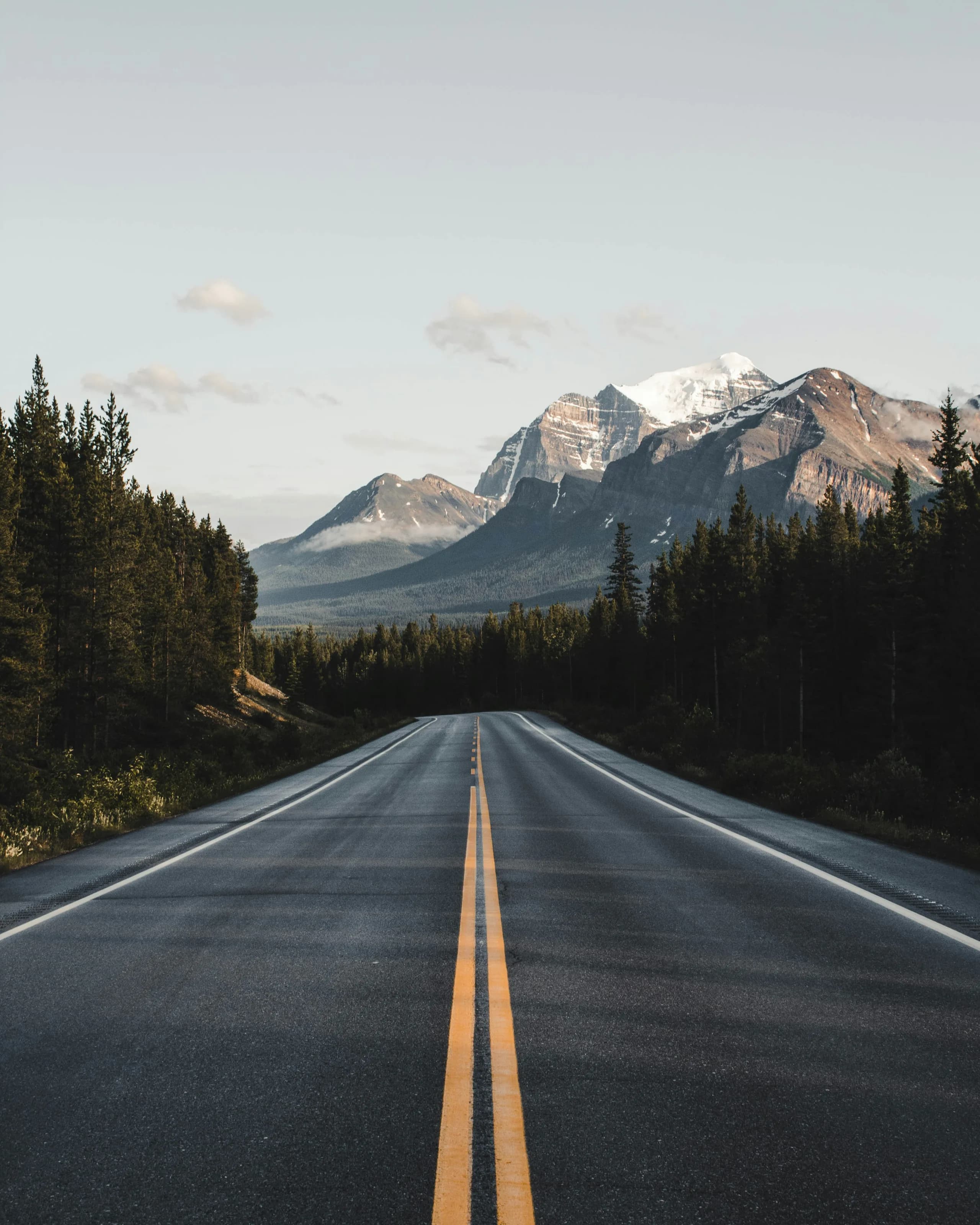 Une route de montagne traversant les Rocheuses canadiennes