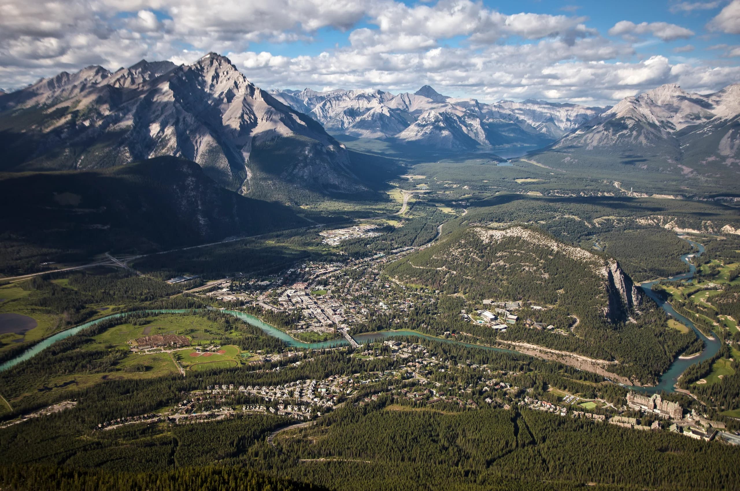 Rue Banff Avenue avec le mont Cascade en arrière-plan